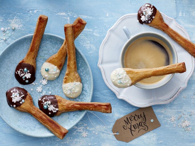 Spekulatius-Löffel-Plätzchen auf blauen Tellern auf blauem Untergrund.  | © Eat Club/ Isabell Triemer