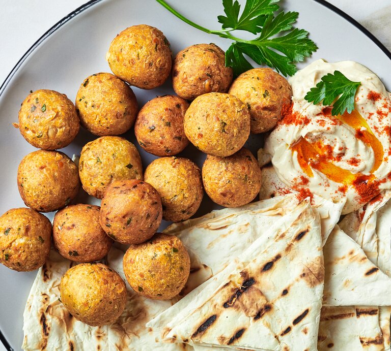 Frittierte Topinambur-Bällchen mit Hummus und Fladenbrot. | © Getty Images/ from_my_point_of_view