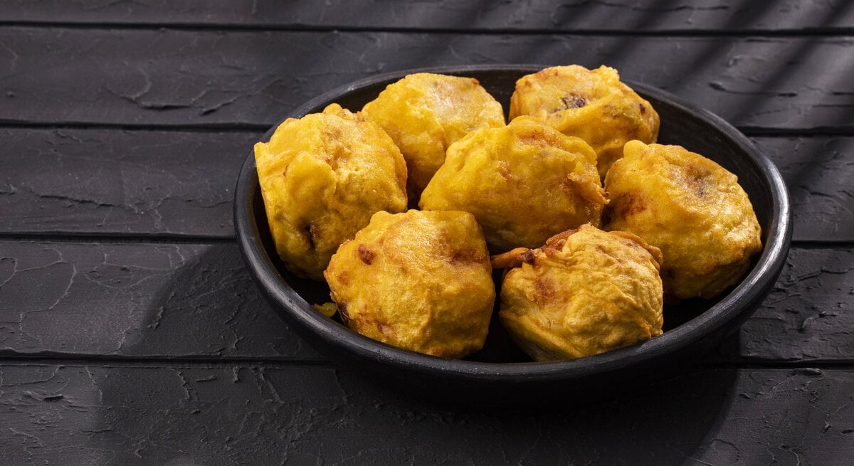 Papas rellenas auf schwarzem Teller. 