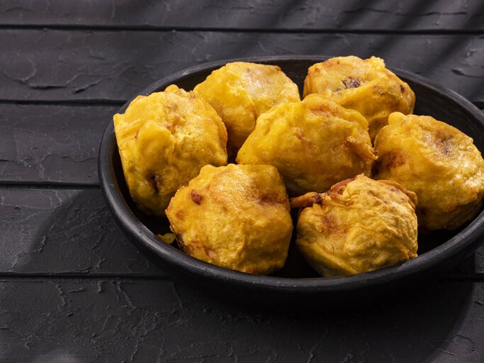 Papas rellenas auf schwarzem Teller.  | © Getty Images/Luis Echeverri Urrea