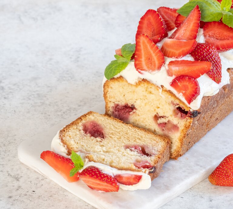 Erdbeer-Zitronenkuchen garniert mit frischen Erdbeeren auf hellem Untergrund.  | © Shutterstock/Elena Shashkina