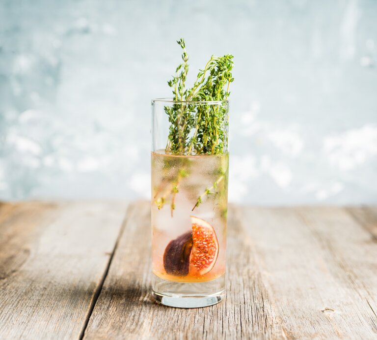 Ein Glas Feigen-Fizz mit Thymian und frischen Feigen. | © Getty Images/ Mindstyle