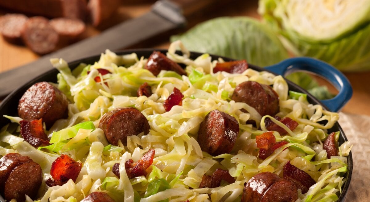 Alles aus einer Pfanne: Spitzkohl, Nudeln und Salsiccia. 