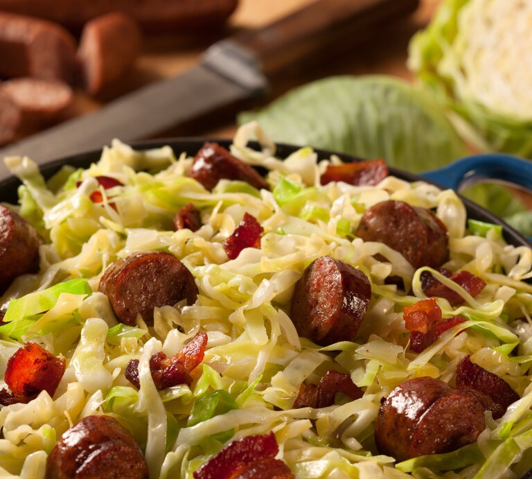 Alles aus einer Pfanne: Spitzkohl, Nudeln und Salsiccia.  | © Shutterstock/Jim Bowie
