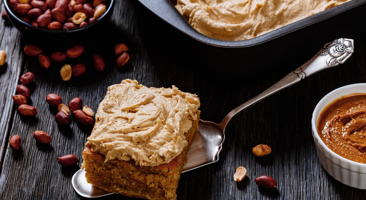 Ein Stück Erdnussbutter-Kuchen auf einem Tortenheber.