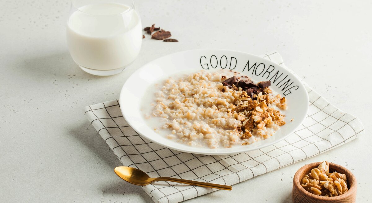 Zimtschnecken-Porridge in weißer Schüssel. 