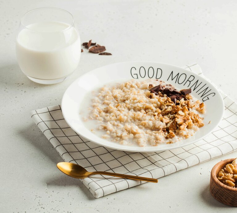 Zimtschnecken-Porridge in weißer Schüssel.  | © Getty Images/Victoria Popova