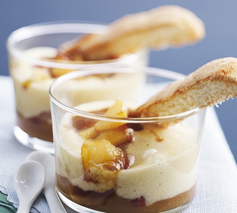 In zwei Gläsern ist ein Dessert nach Tiramisu-Art mit Apfel und Apfelwein angerichtet.  | © StockFood / PhotoCuisine