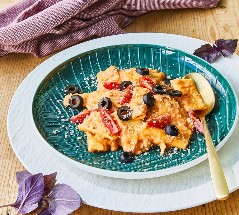 Rigatoni-Thunfisch-Auflauf mit schwarzen Oliven auf Teller serviert. | © StockFood/ Kirchherr, Jo