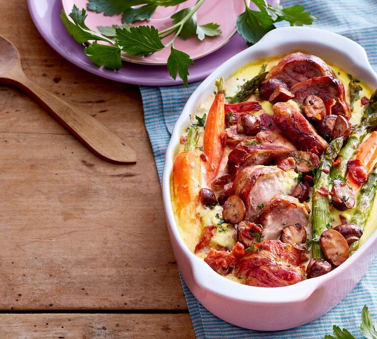 Schweinefilet mit Spargel-Gemüse in Auflaufform auf dem Tisch serviert. | © EAT CLUB/ Isabell Triemer