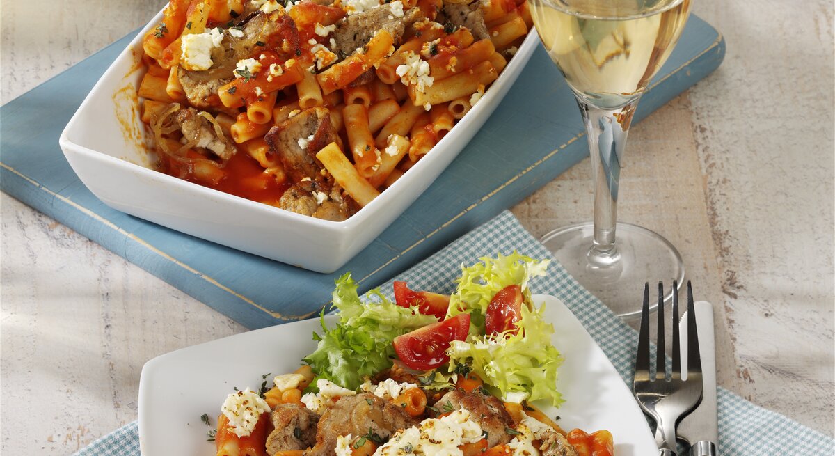 Ein Gyros-Makkaroni-Auflauf mit Feta in einer ofenfesten Form.