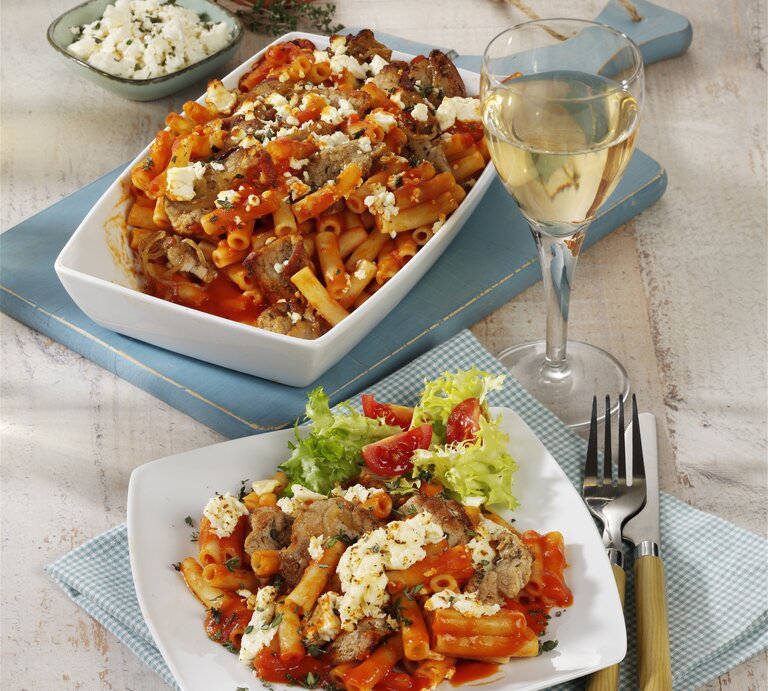 Ein Gyros-Makkaroni-Auflauf mit Feta in einer ofenfesten Form. | © StockFood/StockFood Studios/Photoart