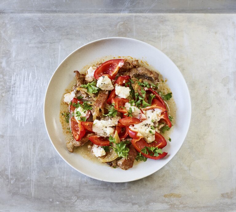 Ofen-Gyros mit Paprika und Feta vom Blech in einem tiefen Teller. Dieser steht auf einem Blech.  | © StockFood / Gräfe & Unzer Verlag / Arras, Klaus