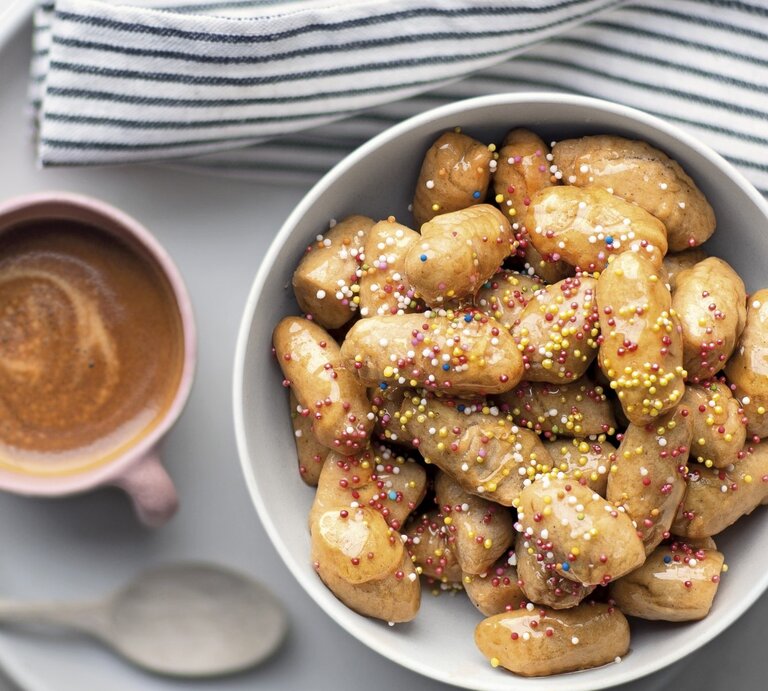 In einer Schüssel sind mehrere Cannariculi gelegt. Sie sind mit Zuckerperlen dekoriert. | © StockFood / Stile Italia Edizioni / Giorgi, Stefania