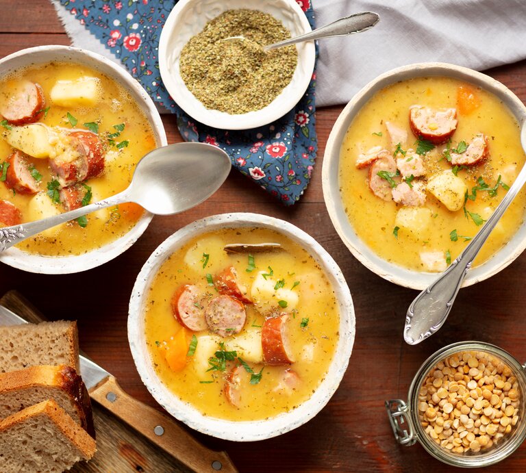 Grochowka in tiefen Tellern serviert. | © StockFood / Castilho, Rua