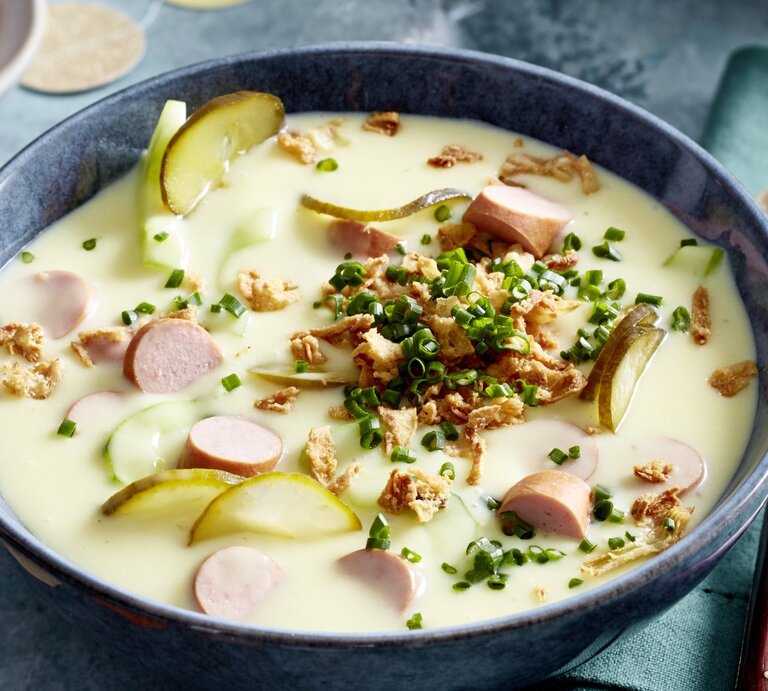 In einer Schüssel ist eine Hotdog-Suppe angerichtet. Sie ist mit Schnittlauch und Röstzwiebeln verfeinert. | © EAT CLUB / Isabell Triemer