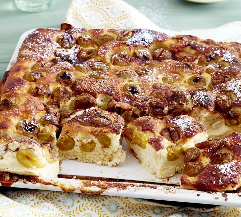 Auf einem Backblech liegt ein Mirabellen-Blechkuchen. Er ist mit Puderzucker bestreut.  | © Eat Club / Isabell Triemer