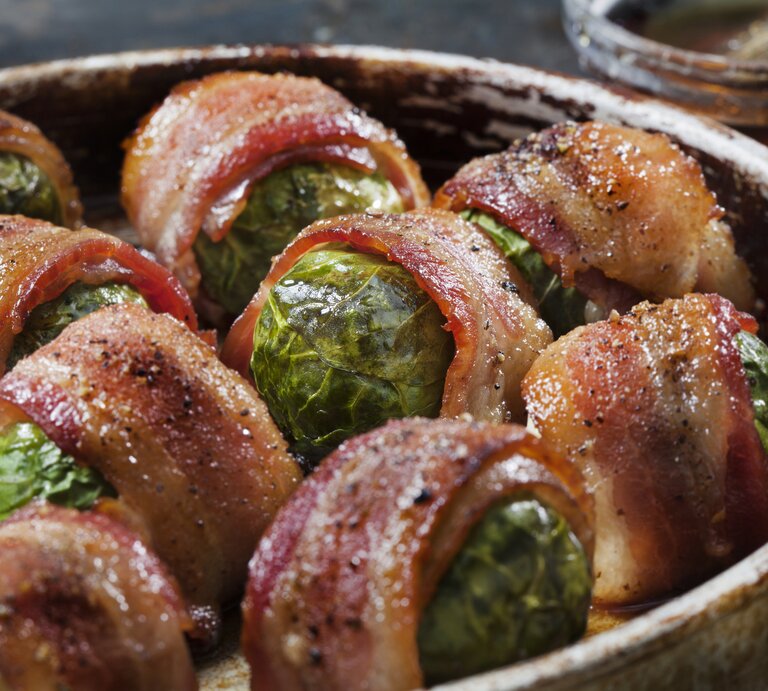 Rosenkohl im Speckmantel in Pfanne.  | © Getty Images/LauriPatterson