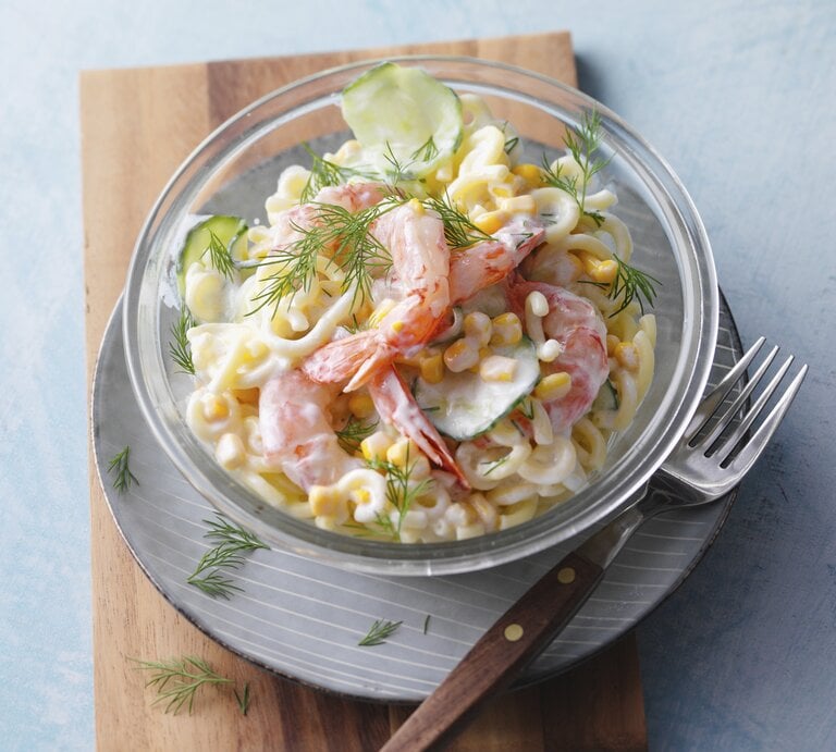 Skandinavischer Nudelsalat mit Gurken und Garnelen / kleine runde Schale aus Glas / Gabel / Nahaufnahme / Draufsicht | © StockFood / für ZS Verlag / Kramp + Gölling