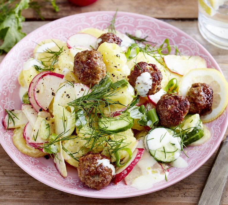 Skandinavischer Kartoffelsalat mit frischem Dill, Skyr, Zitronensaft, Radieschen, Gurke und Lauchzwiebeln, garniert mit kross angebratenen kleinen Frikadellen.  | © EAT CLUB / Isabell Triemer
