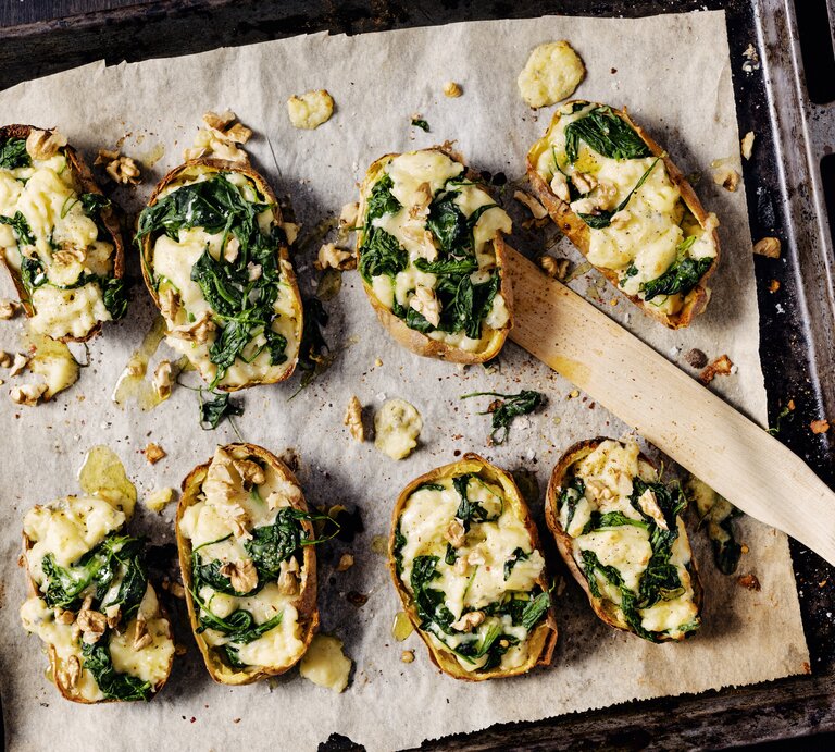 Gefüllte Kartoffelschalen mit Spinat und Gorgonzola auf einem Backblech.  | © Getty Images/Richard Clark