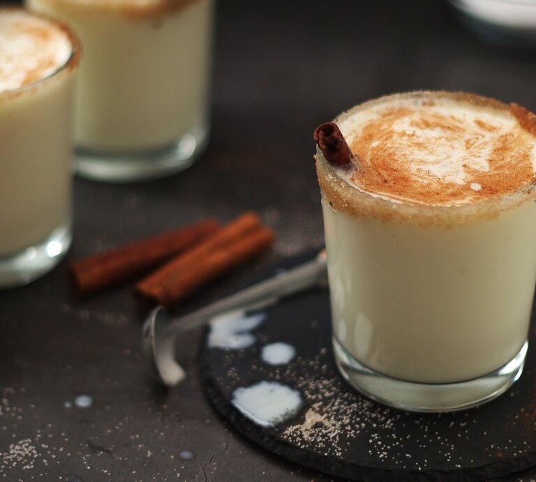 Drei Gläser mit dem Eierlikör-Milkshake auf einem dunklen Untergrund. | © Shutterstock/ Anastasia Kamysheva