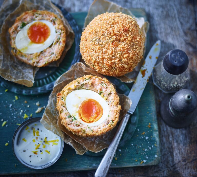 Schottische Eier auf einem Schneidebrett. | © Stockfood / Immediate Media / Good Food