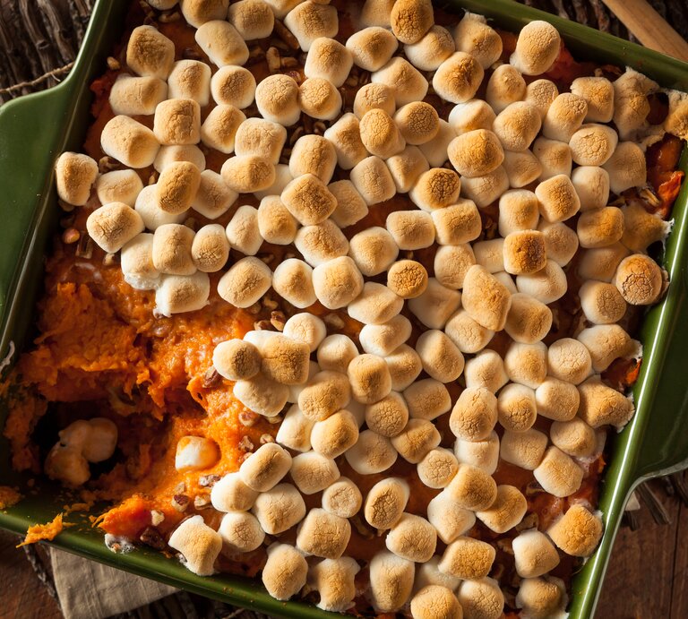 Eine eckige, grüne Auflaufform mit Süßkartoffelauflauf mit Marshmallows in der Draufsicht. | © Getty Images/ bhofack2