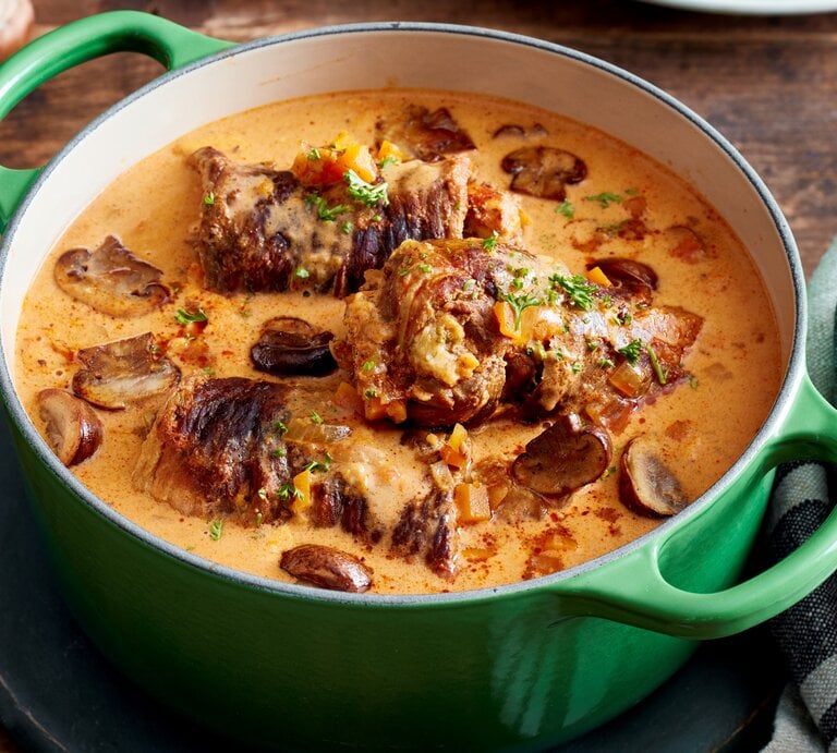 Rindsrouladen mit Knödelmix / gusseiserner Topf / Draufsicht schräg / Untergrund aus Holz | © EAT CLUB / Isabell Triemer