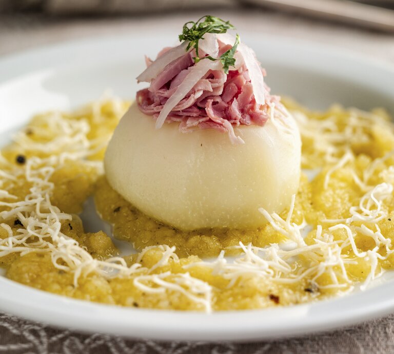 Saftiger gebackener Kohlrabi gefüllt mit Schinken auf einer Kohlsuppe mit Äpfeln, gewürzt mit Currypulver und geriebenem Rettich | © Stockfood/Lehmann, Herbert