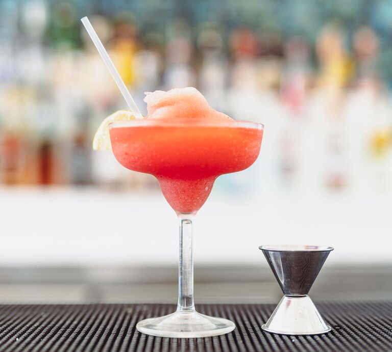Gefrorener Negroni in Glas mit Strohhalm. | © Getty Images/Joel Villanueva