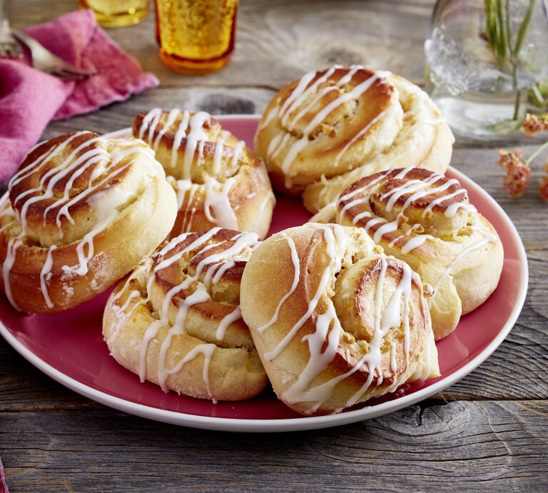 sechs Walnuss-Schmand-Schnecken auf einem teller. Sie sind mit Zuckerguss überzogen.  | © EAT CLUB/Isabell Triemer