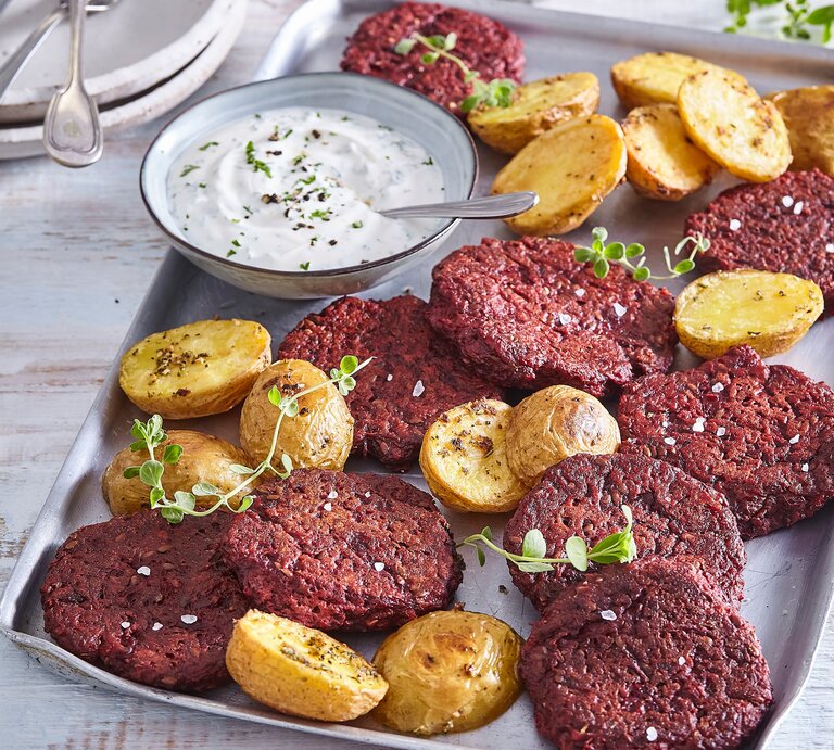 Rote-Bete-Frikadellen mit Kartoffeln auf Tisch serviert. | © StockFood / Profimedia