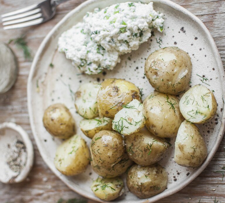 Kartoffeln mit frischem Dill und Gzik | © StockFood