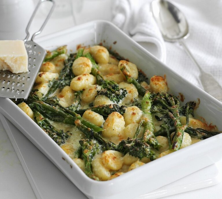 In einer Auflaufform ist ein Brokkoli-Gnocchi mit dreierlei Käse zubereitet. Er ist mit geriebenem Käse überstreut.  | © StockFood / Immediate Media / Olive