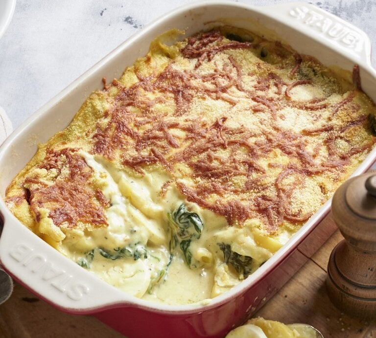 In einer Auflaufform ist ein Eierauflauf mit Senfcreme angerichtet. Er ist mit Käse überstreut.  | © StockFood / StockFood Studios / Brachat, Oliver