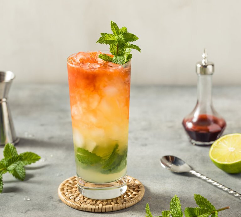 Bunt gemischter Cocktail mit Minze und Eiswürfeln. | © Getty Images/bhofack2