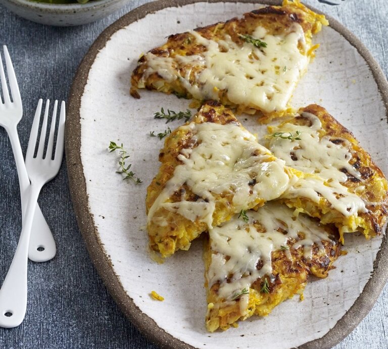 Auf einem Teller liegen Kürbis-Kartoffel-Rösti mit Bergkäse. Sie sind mit Käse überbacken.  | © StockFood / Gräfe & Unzer Verlag / Liebenstein, Jana