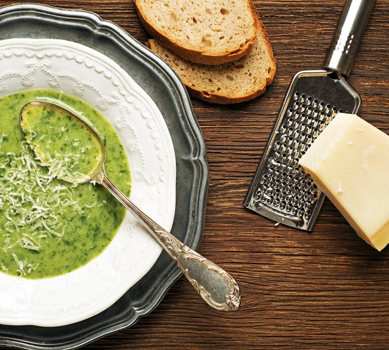 Mangoldsuppe mit frisch geriebenen Parmesan und zwei Scheiben Brot. | © 
Getty Images/ dulezidar