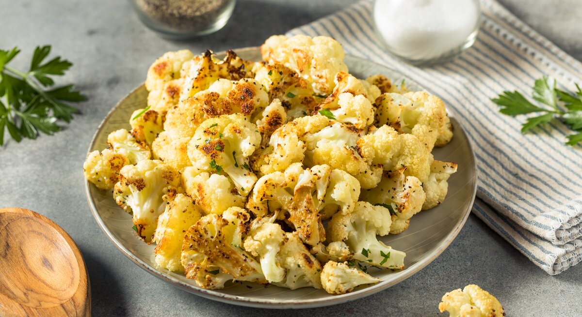 Blumenkohl-Popcorn auf gemusterem Teller. 