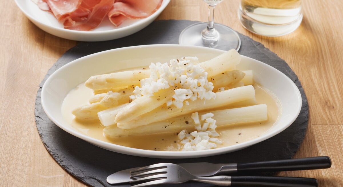Spargel auf flämische Art: Serviert mit gehackten Eiern, geräuchertem Schinken und Weißwein. 