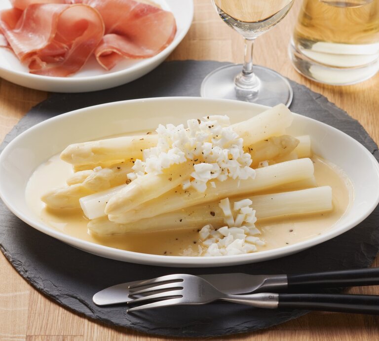 Spargel auf flämische Art: Serviert mit gehackten Eiern, geräuchertem Schinken und Weißwein.  | © StockFood / Eising Studio - Food Photo & Video