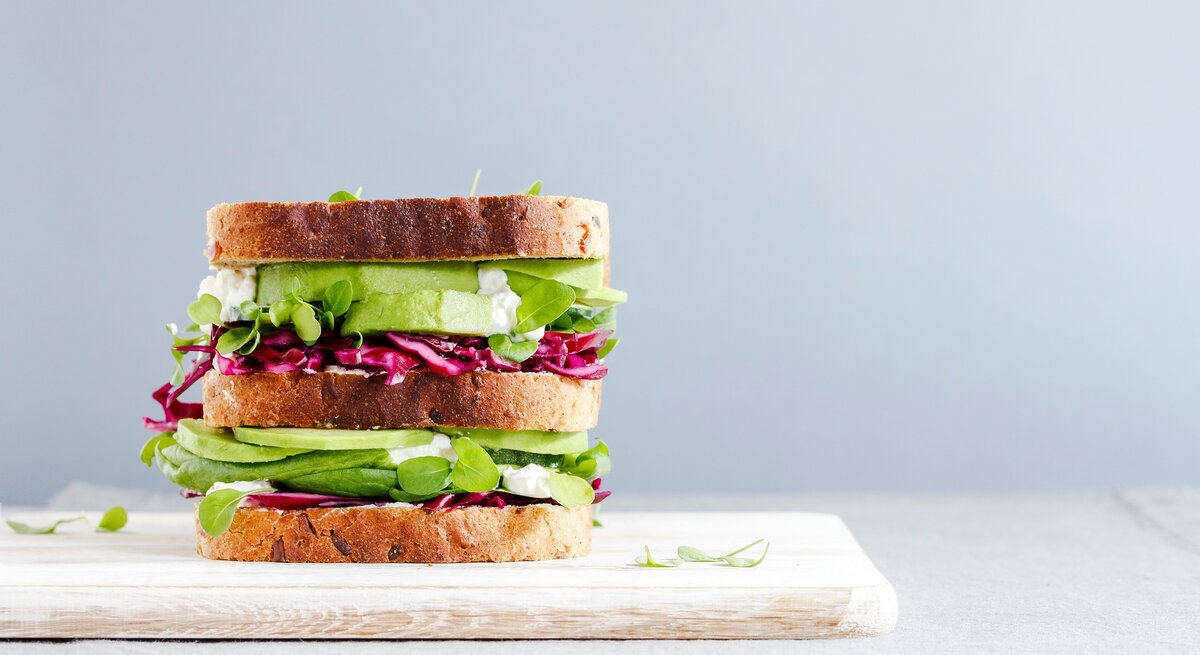 Ein dreistöckiges Rotkohl-Sandwich mit Salat und Gurke.