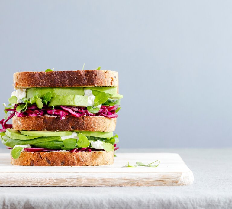 Ein dreistöckiges Rotkohl-Sandwich mit Salat und Gurke. | © Adobe Stock/ helgira