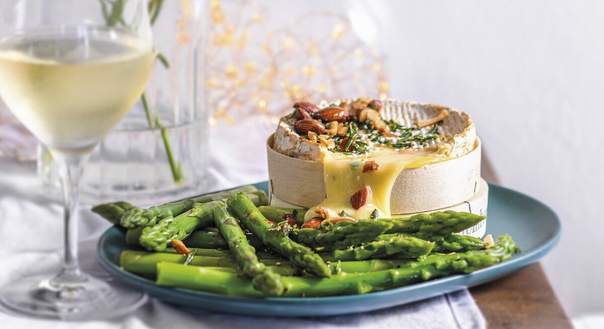 Gebackener Camembert mit grünem Spargel und Mandeln.