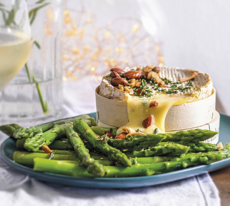 Gebackener Camembert mit grünem Spargel und Mandeln. | © StockFood / Great Stock!