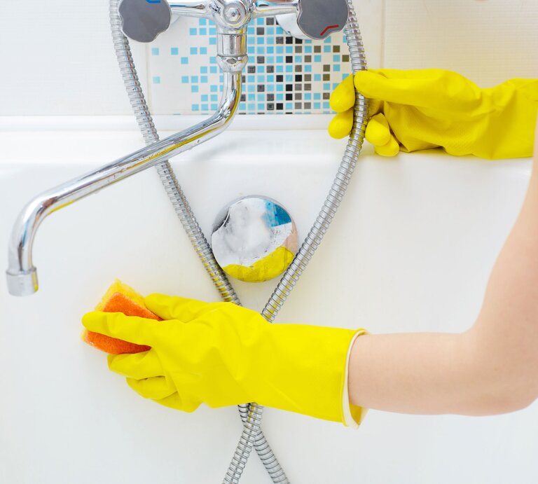 Badewanne-putzen | © Shutterstock/Serhii Krot
