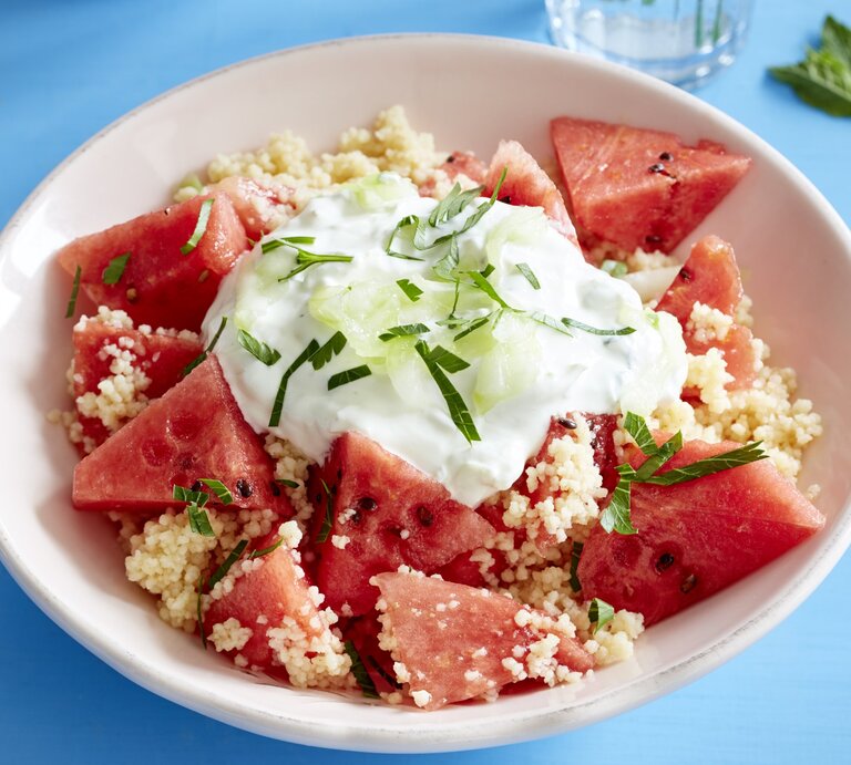 Melonensalat mit Couscous auf Teller serviert. | © 
EAT CLUB/ Isabell Triemer
