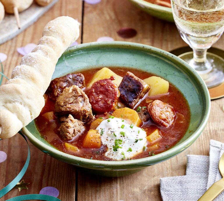 Lagerfeuersuppe mit Stockbrot angerichtet. | © EAT CLUB/Isabell Triemer