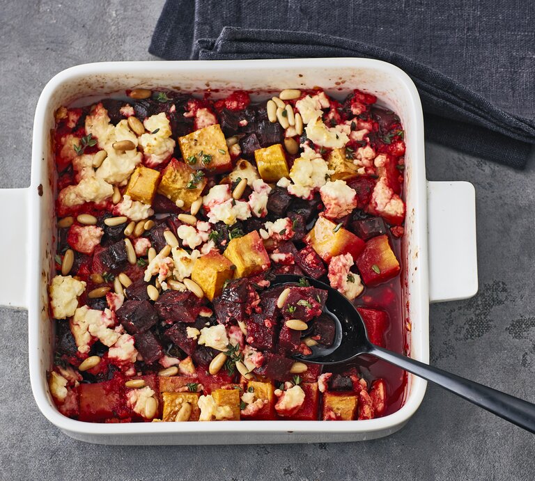 Rote-Bete Gratin mit Feta, Kürbis, Pinienkernen und Thymian in einer großen Auflaufform auf steinernem Untergrund.  | © Eat Club / Isabell Triemer 